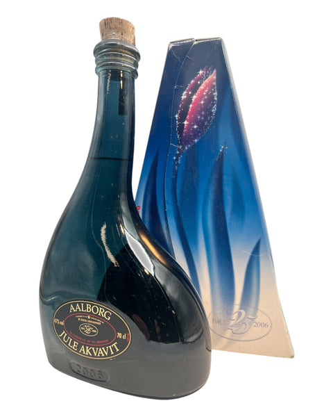 Flaske af Aalborg Jule Akvavit 2006 i elegant emballage