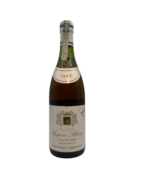 Flaske af Anjou Blanc fra 1982 tappet af Irma Vin A/S