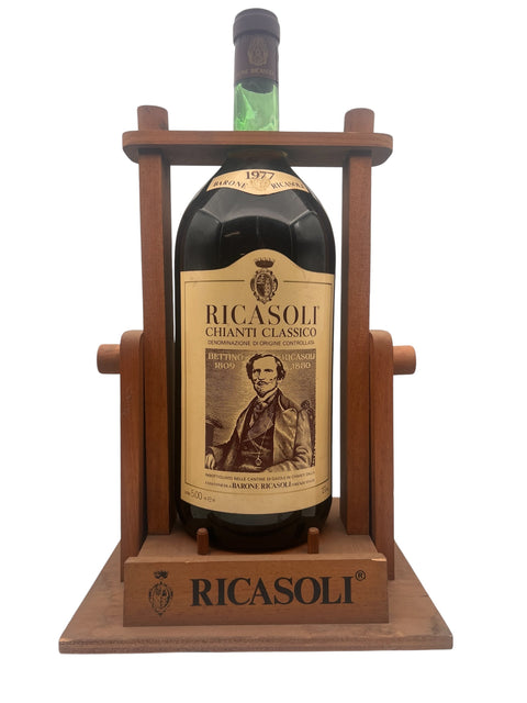 Flaske af Chianti Classico Ricasoli 1977 i træholder