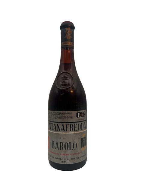 Barolo Fontanafredda 1966 med dybe rubinrøde nuancer