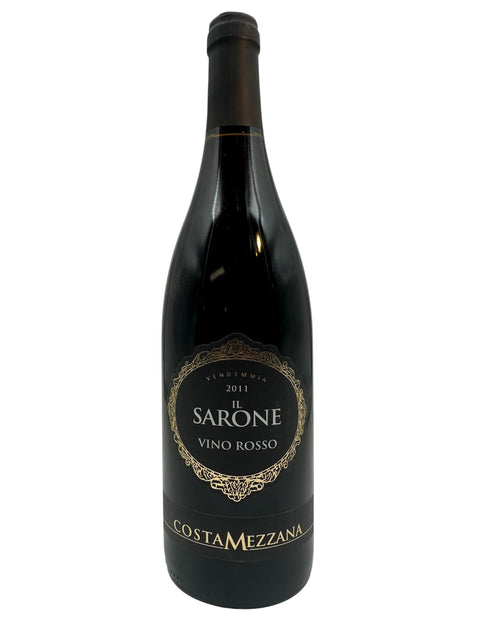 Flaske af Il Sarone Costa Mezzana 2011 med etikette i fokus